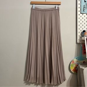 Uniqlo Long Maxi Pleated Skirt - Grey - Small